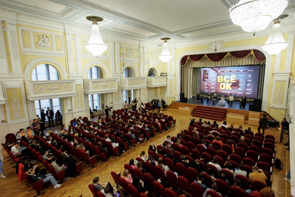 Wink показал в Петербурге первые серии сериала «Всё ОК»