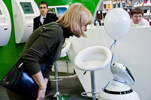 Робот-теледроид Федор развлекает гостей