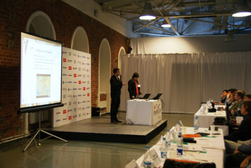 Команда ИТМО-1 демонстрирует членам жюри Imagine Cup 2013 проект Age Of Planes