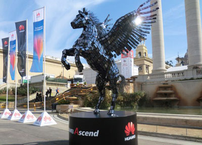 Перед павильоном Huawei был выставлена скульптура летающего коня, выполненная из смартфонов с сенсорными экранами