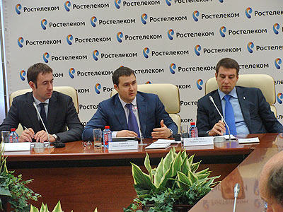 Павел Зайцев, вице-президент, коммерческий директор ОАО «Ростелеком» (в центре), Родион Левочка, Директор департамента продуктов и маркетинга (справа)