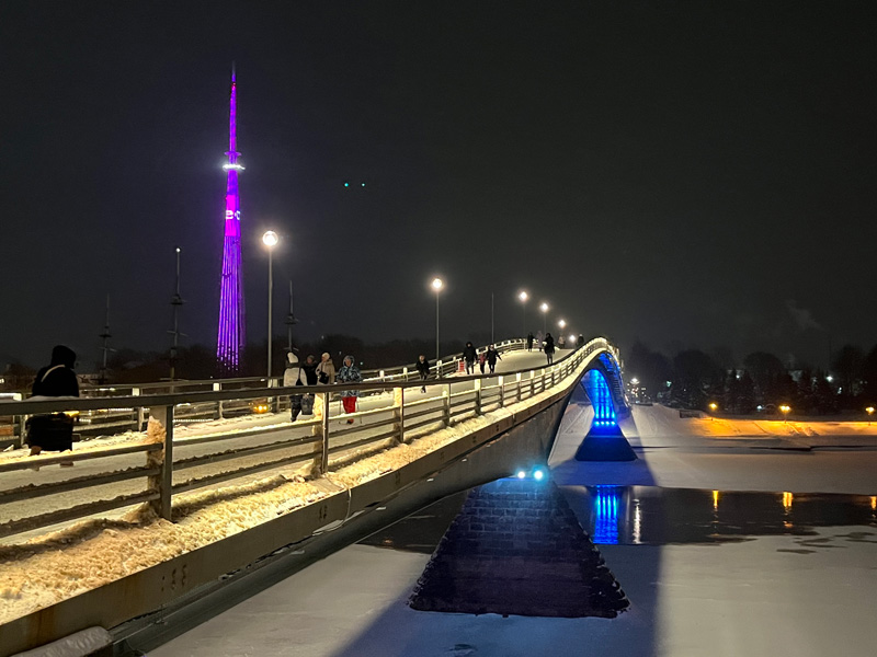 Подсветка пешеходного моста через реку Волхов