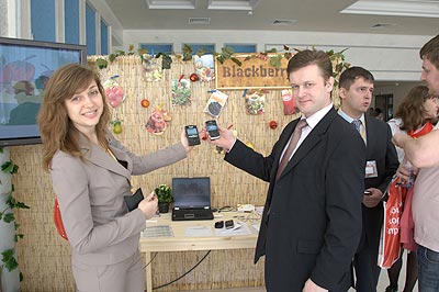 Руководитель проектов департамента по развитию продуктов и услуг МТС Сергей Елпатьевский демонстрирует смартфоны BlackBerry 8700 и BlackBerry 8800