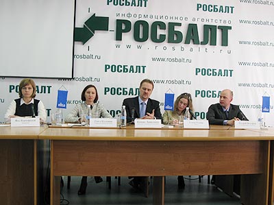 Слева направо: модератор, генеральный директор Elisa Россия Ольга Календина, вице-президент по международным бизнес-операциям Elisa Киммо Лааксонен, переводчик, технический директор Elisa Россия Андрей Богорев.