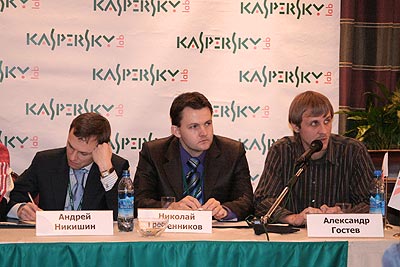 Слева направо: директор лаборатории контентной фильтрации «Лаборатории Касперского» Андрей Никишин, директор по исследованиям и разработке Николай Гребенников, руководитель центра глобальных исследований и анализа угроз Александр Гостев