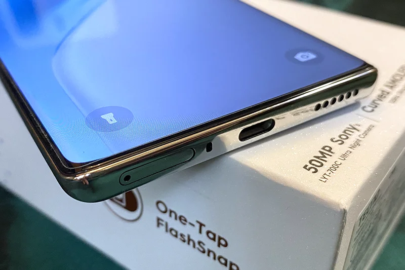 Закругленный по краям экран и нижний торец TECNO Camon 40 Pro