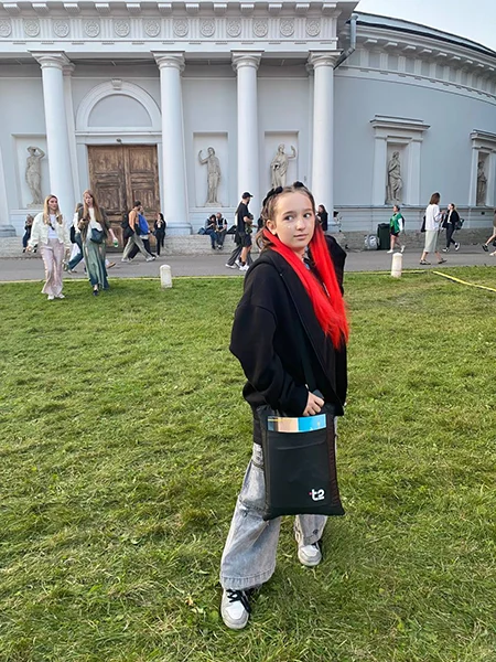 Счастливая посетительница фестиваля Алиса — с прической, макияжем и подарком от T2