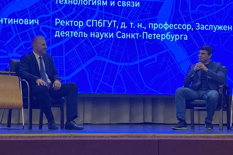 Открытый диалог со студентами, на сцене Руслан Киричек и Сергей Боярский