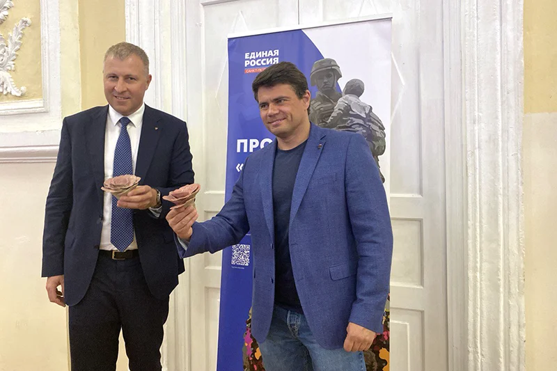 Председатель комитета Государственной Думы по информационной политике, информационным технологиям и связи Сергей Боярский и ректор СПбГУТ Руслан Киричек