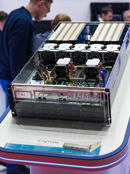 Сервер имеет восемь слотов для видеокарт Сервер имеет восемь слотов для видеокарт