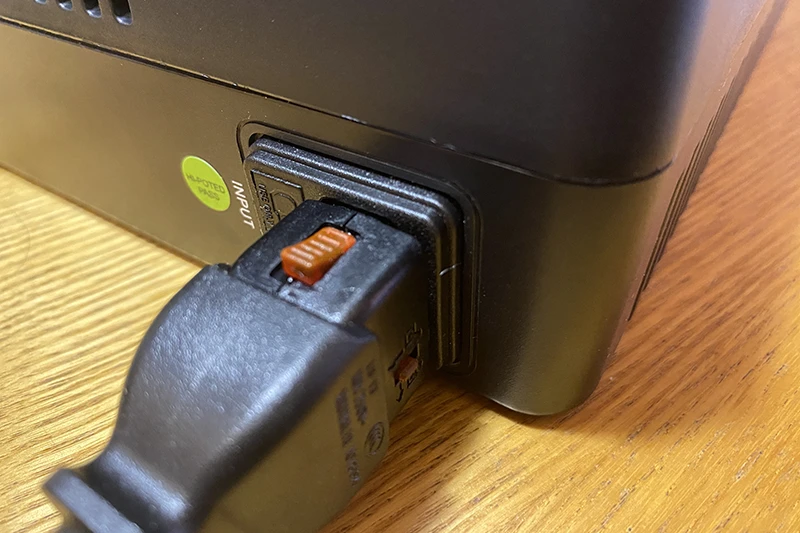 Розетка кабеля ИБП Ippon NUT 1050 оборудована специальным замком