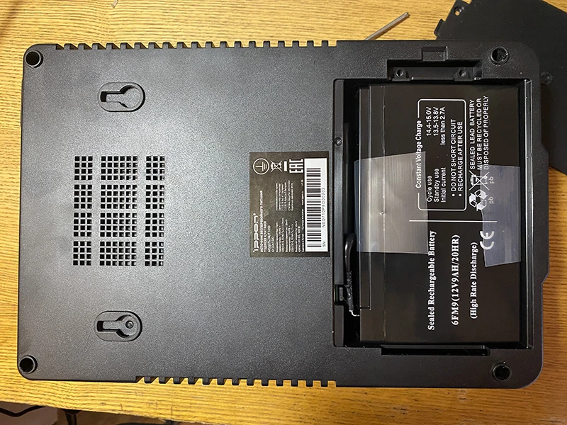 Задняя сторона ИБП Ippon NUT 1050, отсек со съемным аккумулятором