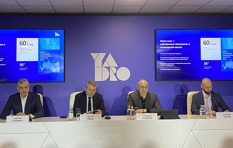 Слева направо: заместитель генерального директора &laquo;ИКС Холдинга&raquo; по финансам, закупкам и производству Сергей Столяров, заместитель генерального директора &laquo;ИКС Холдинга&raquo; по технологиям Артём Икоев, генеральный директор &laquo;ИКС Холдинга&raquo; Алексей Шелобков, генеральный директор ПАО &laquo;ВымпелКом&raquo; Сергей Анохин