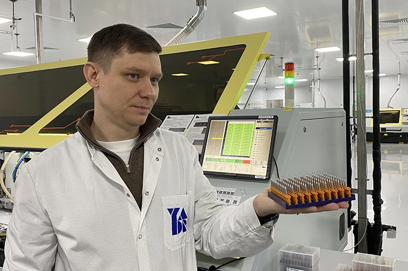 В заготовке материнской платы для сервера может быть более 22 тысяч микроскопических отверстий. Минимальный диаметр сверла, которое применяется для этих целей &ndash; 150 микрон. Для сравнения, человеческий волос имеет диаметр около 100 микрон