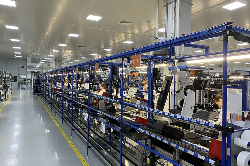 Сборка готового изделия &ndash; классический &laquo;конвейер Форда&raquo;, где каждый специалист отвечает за конкретную операцию. Ручная сборка сопровождается автоматизированным тестированием