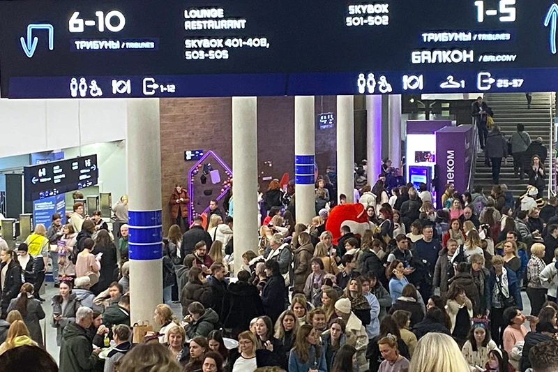 Множество зрителей пришли посмотреть на фигуристов