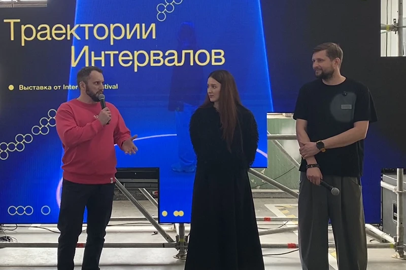 Коммерческий директор макрорегиона Северо-Запад T2 Иван Войтков, руководители dreamlaser Анна Гагарина ти Андрей Тубольцев &ndash; на открытии выставки &laquo;Траектории интервалов&raquo;