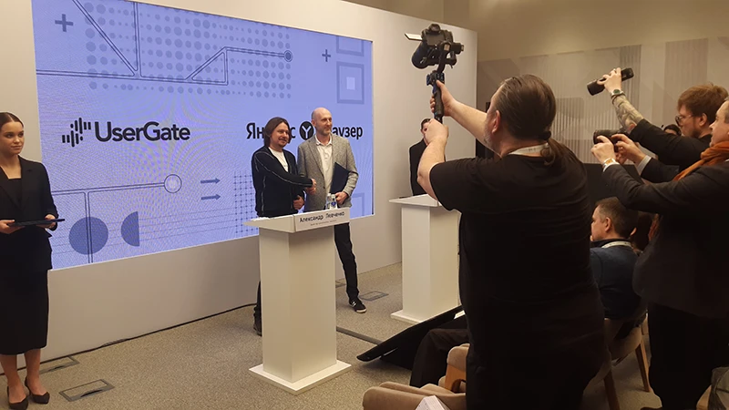 Директор-сооснователь UserGate Александр Левченко и руководитель Яндекс Браузера Илья Шибанов подписали соглашение о партнерстве