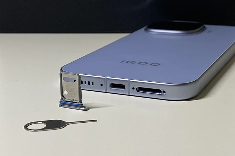 Смартфон поддерживает 2 nano-SIM и имеет хорошую защиту от воды