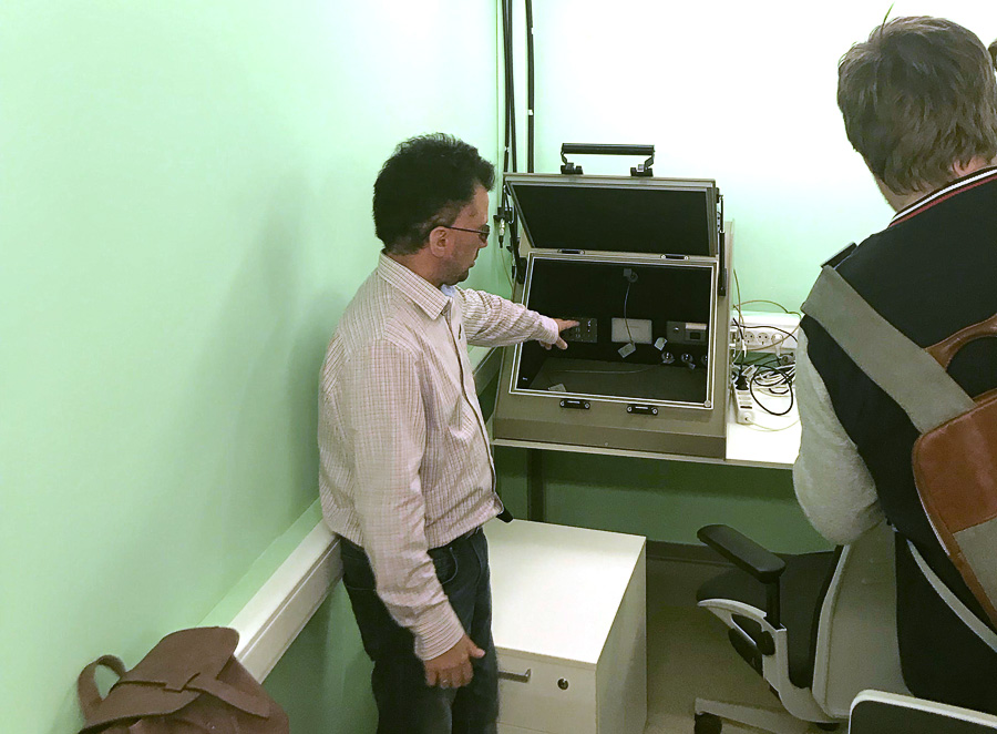 Александр Джакония, руководитель «Лаборатории МегаФон», показывает один из шилдбоксов. Кстати, под отделкой комнаты – металлическая экранирующая сетка, непроницаемая для любого вида излучений